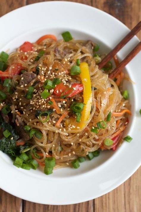 Japchae: Korean Stir Fried Noodles with Bulgogi beef. This Korean main or side dish is so easy to make! I hope you give this recipe a try! Recipes Meatballs, Meatballs Dinner, Stir Fry Noodles Recipe, Stir Fried Noodles, Korean Stir Fry, Fried Noodles Recipe, Kraft Dinner, Korean Noodles, Noodle Recipe