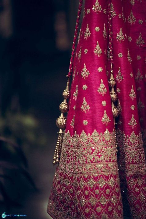 Magenta Bridal Lehenga, Darbari Choli, Indian Wedding Giveaways, Indian Bride Dresses, Pink Bridal Lehenga, Boho Chic Wedding Dress, Rajputi Dress, Indian Outfits Lehenga, Indian Bridal Photos