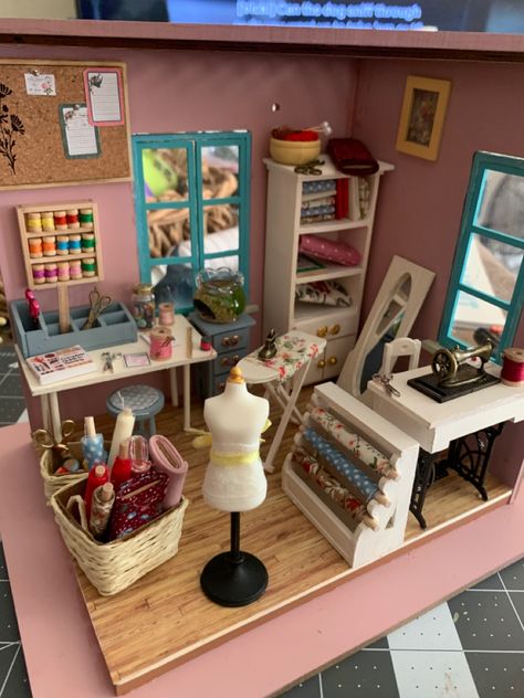 Miniature Room Boxes Miniature Dioramas Diy, Sewing Room Miniature, Mini Rooms Miniatures, Miniature Music Room, Miniature Room Boxes Ideas, Mini Room Craft, Dollhouse Craft Room, Mini Room Diy, Miniature Rooms Diy