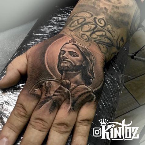 San Judas Tadeo Tattoo On Hand, Estilo Cholo, Cute Hand Tattoos, Santa Fe Style, Cool Small Tattoos, Face Tattoos, Hand Tattoos For Guys, Tattoo Styles, Picture Tattoos