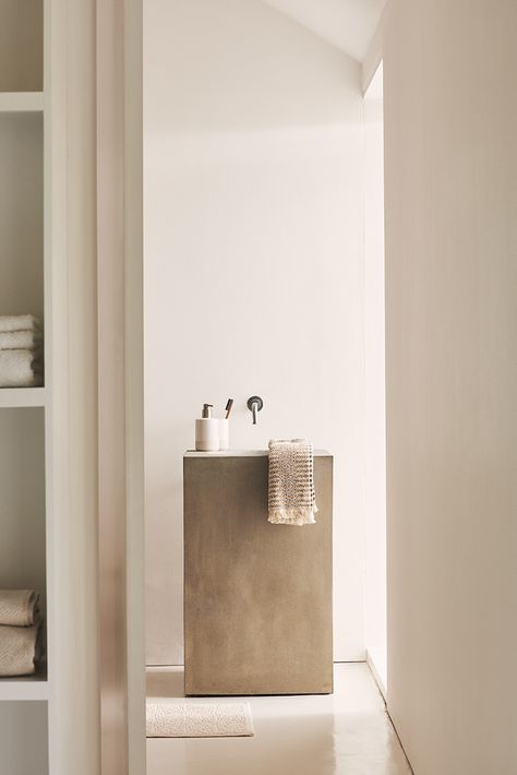 Neutral colours everywhere minimal bathroom with beige colours Minimal Bathroom, Scandinavian Bathroom, Bad Inspiration, Interior Minimalista, Bad Design, Minimalist Bathroom, Shower Design, Modern Bathroom Design, Cheap Home Decor