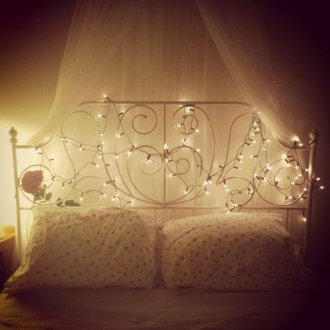 13 ways to use fairy lights to make your home look magical Fairy Lights Ikea, Fairy Lights On Wall, Romantic Bedroom Lighting, Fairy Lights Room, Bedroom Decor Lights, Headboard With Lights, Fairy Lights Bedroom, Romantic Bedroom