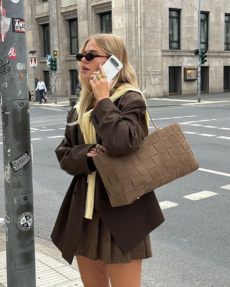 Linda ☁️✨ (@linda.sza) • Instagram photos and videos Brown Mini Skirt Outfit, Brown Outfit Aesthetic, College Fall Outfits, Linda Sza, Fall Outfits Black Women, Brown Mini Skirt, Blazer Outfits Casual, Fashion Trend Forecast, Fall Blazer