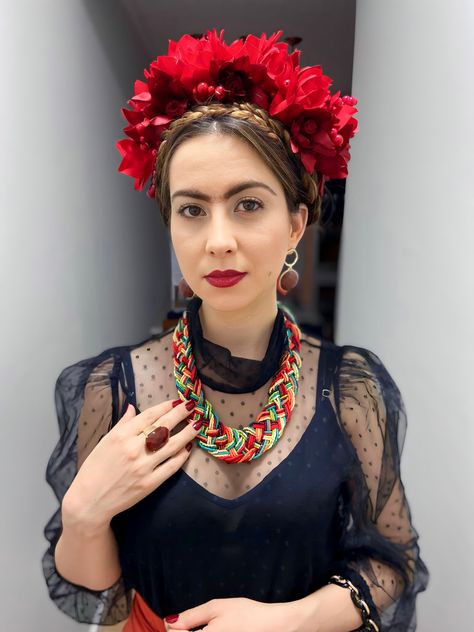 Fantasia Frida Kahlo. Tiara de rosas vermelhas. Penteado tranças. Outfit Mexicano, Tiara, Fantasia, Fashion Outfits, Collage, Halloween, Flowers, Pins, Frida Kahlo