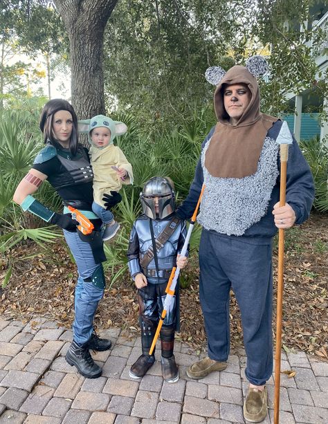 Family group Halloween costume: Cara Dune, The Child (aka Baby Yoda), The Mandalorian, and a large Ewok Mandalorian Family Halloween Costumes, Cara Dune Costume Diy, Diy Grogu Costume, Mandalorian Family Costume, Mandalorian Halloween Costume, Cara Dune Costume, Halloween Group Costume Ideas, Beskar Armor, Baby Yoda Costume