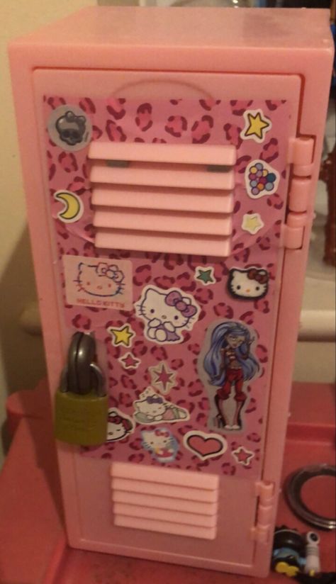 Mini locker Y2k Locker Decor, Cute Locker Ideas Aesthetic, Cute Locker Decor, Work Locker Ideas, Cute Lockers, Decorated Locker, Pink Locker, Cute Locker Ideas, Mini Locker