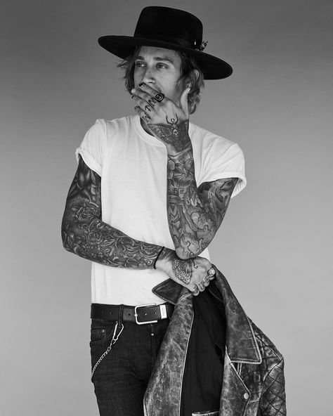 Mens Country Rock Fashion, Captain Hat Outfit, Rocker Style Men, Tattoo Outfit, Hat Outfit Men, Bohemian Style Men, Dystopian Fashion, Rockstar Style, Rock And Roll Fashion