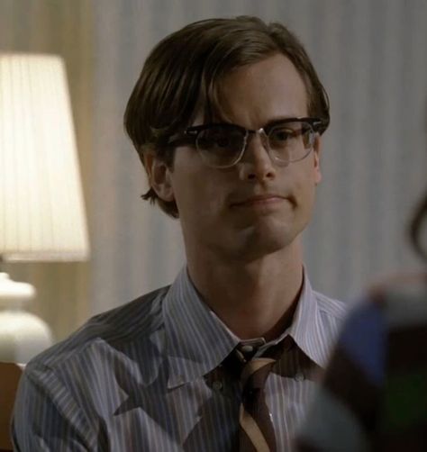 matthew gray gubler criminal minds season 2 glasses Teenage Matthew Gray Gubler, Matthew Gray Gubler With Glasses, Matthew Gray Gubler Boyfriend Material, Spencer Reid Season 1, Matthews Friends, Spencer Reed, Tate And Violet, Dr Reid, Dr Spencer Reid