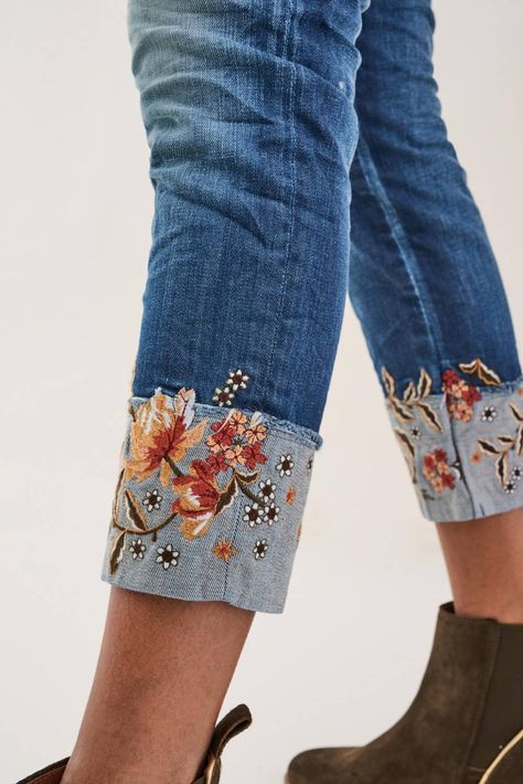 Vaqueros Wonder capri con bordado - Salsa Embroidery Jeans Diy, Jeans Refashion, Lace Jeans, Denim Embroidery, Denim Ideas, Painted Jeans, Pola Sulam, Upcycle Jeans, Denim Crafts