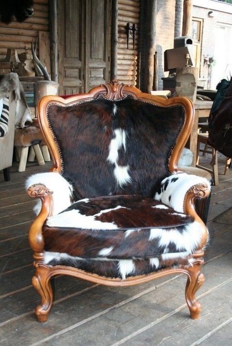 Cowhide fauteuil Cowhide Decor, Cowhide Furniture, Cowhide Chair, Casa Country, Western Furniture, Versace Home, Western Homes, Funky Furniture, Western Home Decor