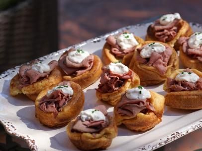 Popovers with Roast Beef and Horseradish Beef Finger Food, Beef And Horseradish, Roast Beef And Horseradish, Horseradish Recipes, Finger Food Recipes, Patricia Heaton, Roast Beef Sandwiches, Food Network Canada, Recipes Appetizers