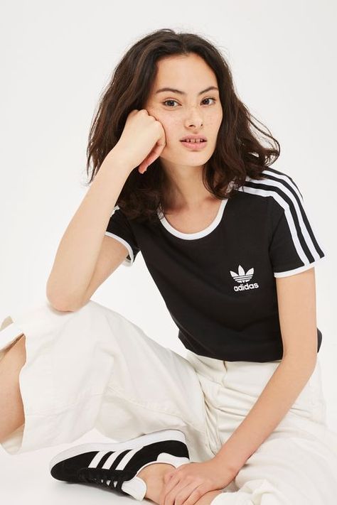 Adidas Shirt Women Outfit, Black Adidas Shirt Outfit, Adidas Tee Outfit, Adidas Tshirt Outfit, Ringer Tee Outfit, Adidas Shirt Outfit, Adidas Shirt Women, Casual Shoes Women Sneakers, Outfit Sporty