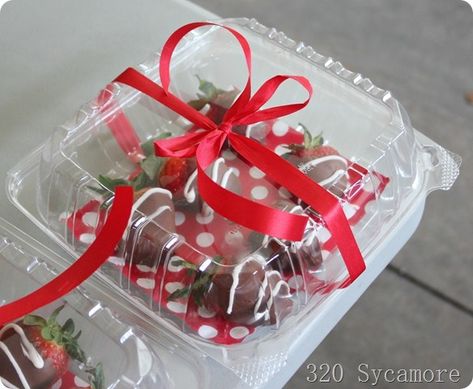 packaged chocolate covered strawberries Packaging Chocolate Covered Strawberries, How To Package Chocolate Covered Strawberries, Chocolate Covered Strawberries Packaging, Dipped Treats, Strawberry Pretzel, Dipped Strawberries, Trip To Mexico, Kid Desserts, Valentine Desserts