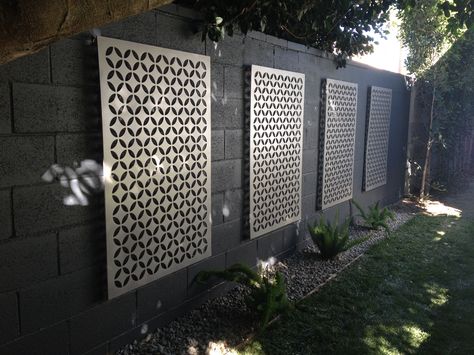 Easy way to dress up a cmu / block wall use metal or composite decorative sheets (~$35 buck a piece) #Ihatemyyard #sarabendrick #diynetwork Cinder Block Garden Wall, Breeze Block Wall, Concrete Block Walls, Cinder Block Garden, Cinder Block Walls, Wall Exterior, Exterior Makeover, Cinder Block, المملكة العربية السعودية