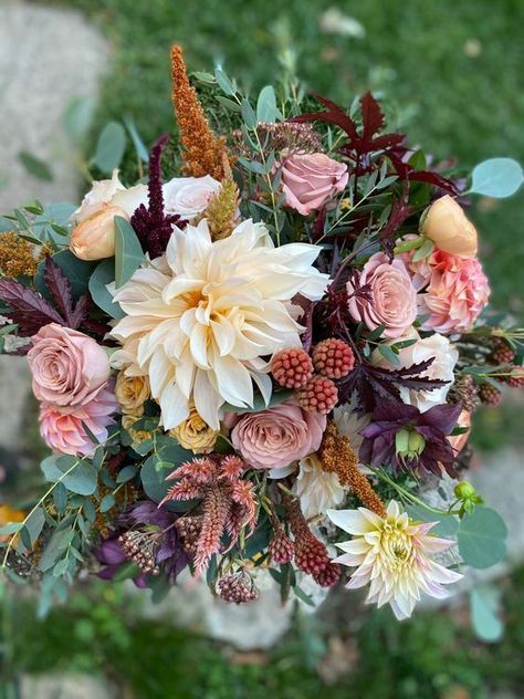 Fall Wedding Flowers October Pink, Fall Beach Bridesmaid Dresses, Dalia Wedding Decoration, Colorful Wedding Flower Arrangements, November Wedding Flowers Centerpieces, Dahlia Rose Bouquet, September Wildflower Bouquet, Fall Dahlia Bouquet, Fall Floral Bouquets