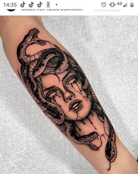 Hogwarts Tattoo, Medusa Tattoo Design, Tattoos For Women Flowers, Tato Lengan, Tattoos For Lovers, Medusa Tattoo, Hand Tattoos For Women, Small Hand Tattoos, Makeup Tattoos