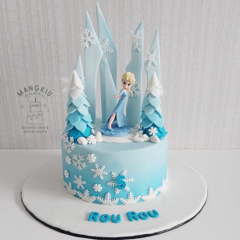 Frozen Ombre Cake, Frozen Design, Superman Party, Barrel Cake, Single Tier Cake, Tiered Cake Design, Ombre Cake, Tier Cake, Frozen Cake