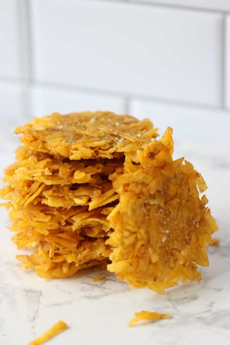 This Arañitas Recipe is a must try. Made with shredded green plantains that then are packed together and fried. With many plantain pieces sticking out making this the crispiest plantain recipe ever. Perfect as a side or a snack. Taino Recipes, Plantain Flour Recipes, Yellow Plantain Recipes, Healthy Plantain Recipes, Ripe Plantain Recipes, Plantain Recipes Healthy, Plantain Balls, Plantains Recipes, Fried Plantain Recipe