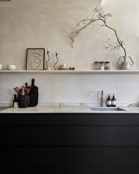 Toutes les publications • Instagram Lime Wash Walls, Washing Walls, Kitchen Inspiration Design, The Design Files, Black Kitchens, Kitchen Makeover, Kitchen Shelves, Contemporary Kitchen, Black Decor