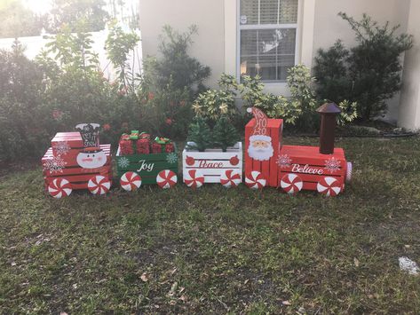 Outdoor Christmas Train Diy, Christmas Gift Train, Diy Christmas Train Crate, Christmas Train Diy, Christmas Train Decorations, Christmas Train Display, Christmas Crate Train, Present Train, Crate Train