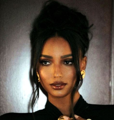 Jasmine Tookes Curly Hair, Jazz Club Makeup, Black Outfit Red Lips, Dark Hair Red Lips, Messy Updo Black Women, Dark Winter Makeup, Brown Girl Makeup, Jasmin Tookes, Seductive Makeup