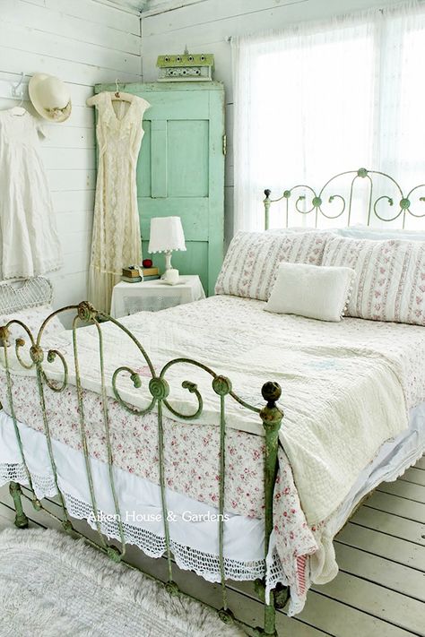 There's something about a fancy iron bed . . . . . Shabby Bedroom, Design Ložnic, Chic Bedroom Design, Vintage Bedroom Decor, Shabby Chic Decor Bedroom, Styl Shabby Chic, Chic Bedroom Decor, Cottage Bedroom, Shabby Chic Bedroom