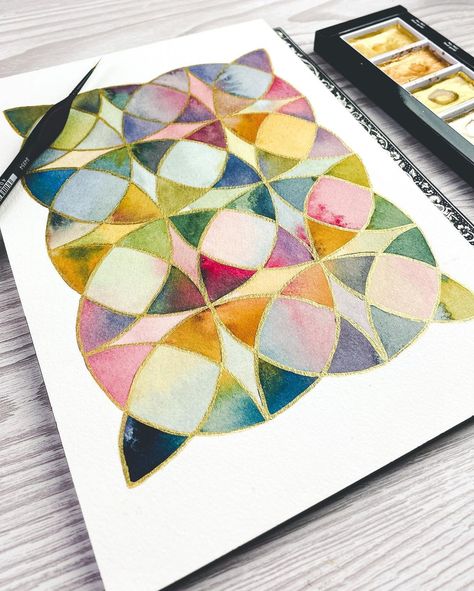 Lou Davis on Instagram: “Intersecting circles watercolour painting with gold details! #watercolourpainting #simplewatercolor #geometricwatercolor…” Lou Davis Art, Abstract Watercolour Painting, Watercolour Swatches, Abstract Watercolor Paintings Tutorials, Neuroscience Art, Border Art, Painting With Gold, Watercolor Patterns, Watercolour Card