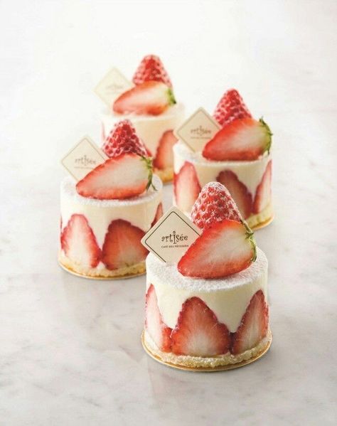 Fraisier Cake Design, Small Strawberry Cake, Cheesecake On A Stick Recipe, Mini Strawberry Cake, Mini Strawberry Shortcake, Mini Strawberry Cheesecake, Fruit Cake Design, Kawaii Dessert, Dessert In A Jar