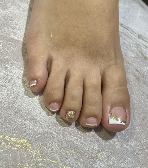 Gold Pedicure Toenails, Gold Toe Nails, French Tip Toes, Manicure Nail Designs, Pedicure Designs, Vacation Nails, Gold Powder, Uñas Acrilicas, Toe Nail Designs