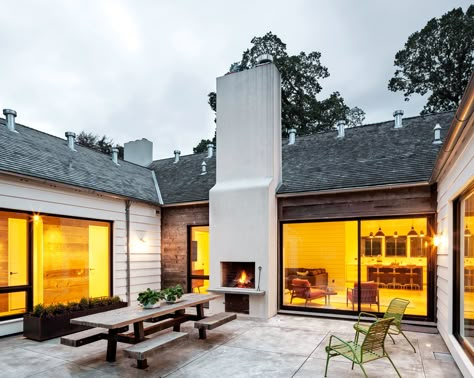 Schoolhouse Electric Co owner home in Portland, the inner courtyard at 1950s ranch style home U Shaped Houses, Schoolhouse Electric, Design Exterior, Courtyard House, Fireplace Design, Ranch Style, Outdoor Fireplace, Outdoor Rooms, A Fire