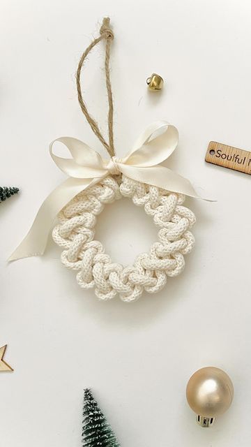 Mini Macrame Wreath Diy, Mini Macrame Christmas Ornaments, Soulful Notions Macrame, Mini Macrame Christmas Tree, Cool Macrame Ideas, Macrame Christmas Ornaments Diy Tutorial, Mini Wreaths Diy, Xmas Ideas Gifts, Macrame Wreath Tutorial