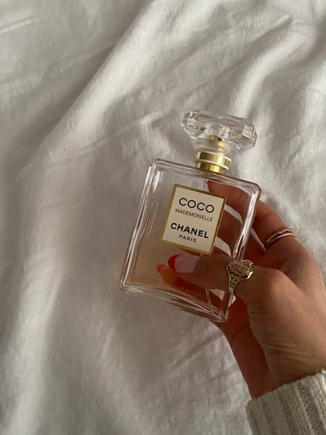 Chanel Mademoiselle Perfume Aesthetic, Channel Coco Mademoiselle, Channel Mademoiselle, Chanel Perfume Aesthetic, Chanel Mademoiselle Perfume, Perfume Coco Chanel, Perfume Photoshoot, Coco Chanel Perfume, Chanel Girl