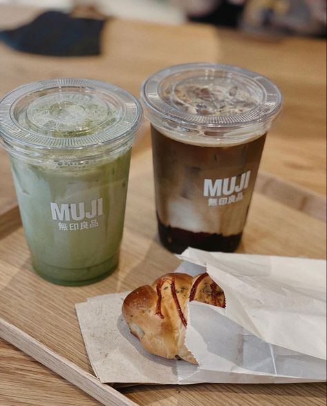 iced coffee, matcha and patry on wooden tray Muji Coffee Shop, Japanese Cafe Aesthetic, Muji Shop, Coffee Shop Content, Muji Cafe, Japanese Coffee Shop, Minimal Cafe, Dream Coffee Shop, Drink Presentation