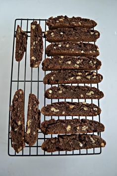 Cake Mix Biscotti Recipe, Easy Biscotti Recipe, Cake Mix Bars, Brownie Mix Recipes, Nuts And Chocolate, Recipes Using Cake Mix, Easy Brownie, Biscotti Cookies, Biscotti Recipe