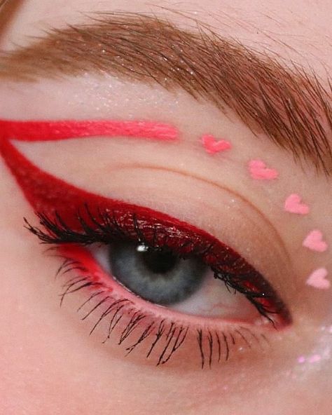 Inspiration Valentines Graphic Liner, Pink And Red Makeup Looks, Pink Graphic Liner, Heart Eyeliner, Hslot Outfits, Makeup Baddie, Hslot Outfit, Red Makeup Looks, Day Eye Makeup