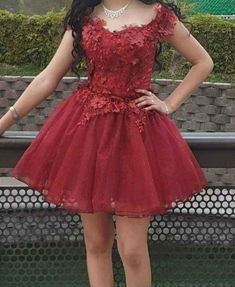 Red And Gold Dresses For Damas, Damas Outfits Quinceanera, Dark Red Quinceanera Dresses, Dama Dresses For Quince, Damas Dresses For Quince, Quinceanera Dresses Short, Red Sweet 16 Dresses, Red Quince Dress, Sweet 16 Ideas