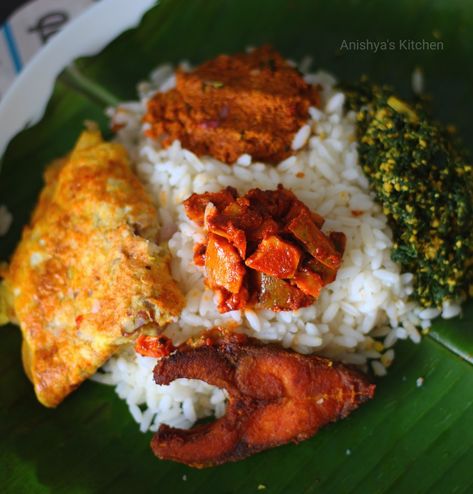 Pothichoru aka Pothichor,  Kerala meal packed in wilted banana leaf Kerala Meals, Khana Khazana, Veg Food, Kerala Food, Healthy Lifestyle Food, Best Breakfast Recipes, Lunch Menu, Food Poster, Banana Leaf