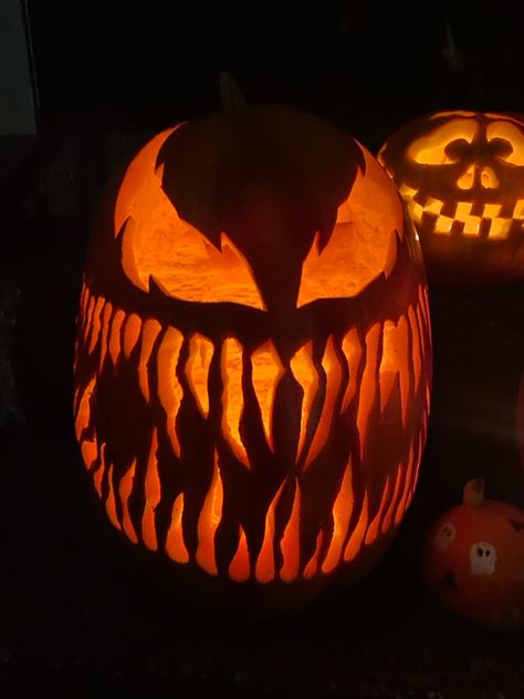 Venom inspired Pumpkin 🎃 Venom Pumpkin Carving Ideas, Venom Jack O Lantern, Pumpkin Carving Ideas Venom, Medusa Pumpkin, Venom Pumpkin Carving, Venom Pumpkin, Pumkin Designs, Halloween Pumpkins Carvings Designs, Pokemon Pumpkin