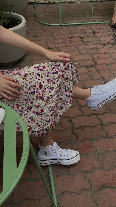 white converse #styleinspiration Skirt Converse Outfit, White Converse Outfits, Ball Outfit, Sneaker Ball, Colorful Skirts, Skirt And Sneakers, Outfits With Converse, White Converse, Romantic Movies