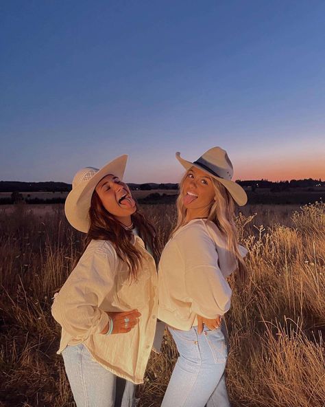 Cowgirl Friends Pictures, Best Friend Cowgirl Photoshoot, Cowgirl Best Friends, Country Pictures Ideas, Country Instagram Pictures, Country Best Friend Pictures, Western Riding Clothes, Western Photoshoot Ideas, Nashville Style Outfits