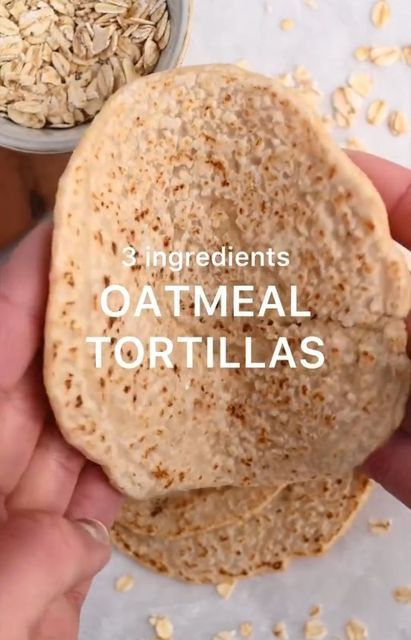 Oatmeal Wraps, Oatmeal Tortillas, Fedtforbrændende Mad, Healthy Tortilla, Easy Oatmeal, Recipe Cookbook, Idee Pasto Sano, Wrap Recipes, Bread Recipes Homemade