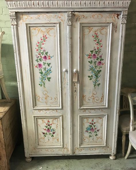 Old Wardrobe Ideas, Danish Vintage Furniture, Old Wardrobe, Vintage Furniture Antique, Wardrobe Vintage, Vintage Furniture Makeover, Vintage Bedroom Furniture, Furniture Wardrobe, Painted Wardrobe