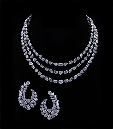 Fancy Diamond Jewellery, Jadau Sets, Necklaces Big, Luxury Things, Diamond Necklace Wedding, Art Deco Pendant Necklace, Wedding Jewelry Sets Bridal Jewellery, Bridal Diamond Necklace, Rhinestone Jewelry Set