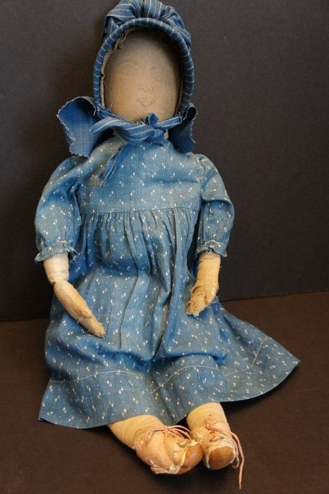 Blue calico dress and bonnet on 19" pencil drawn face doll American Cloth, Calico Dress, Primitive Fabric, Doll Quilts, Folk Doll, Folk Art Dolls, Homespun Fabric, Doll Quilt, Primitive Dolls