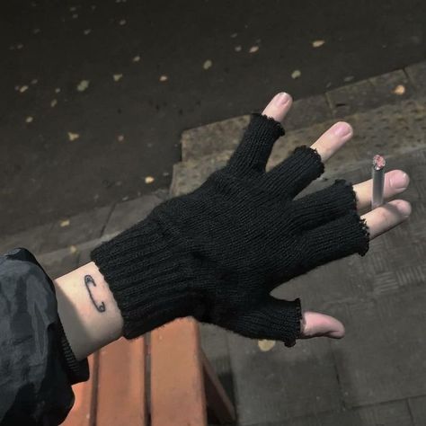 Barty Crouch Jr, Mia 3, Estilo Punk, Fairy Grunge, Grunge Aesthetic, Look Cool, Fitness Inspo, Fingerless Gloves, Arm Warmers