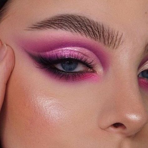 Magenta Makeup Look, Magenta Eye Makeup, Magenta Tattoo, Magenta Eyeshadow, Magenta Makeup, Pink Glitter Makeup, Makeup Layout, Concert Makeup, Party Makeup Looks