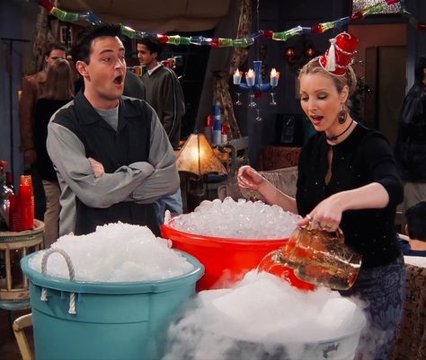 Friends Tv Christmas, Chandler And Phoebe, Friends Phoebe, Friends Best Moments, Friends Scenes, Friends Episodes, Friends Poster, Friends Tv Series, Friends Moments