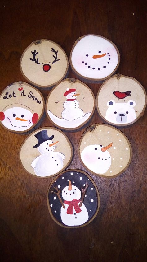 Handmade Wooden Christmas Ornaments, Christmas Wood Ornament Ideas, Hand Painted Christmas Ornaments Diy, Wood Slice Ornament Kids, Christmas To Sell, Wood Round Crafts, Wooden Circle Crafts, Wood Circle Crafts, Christmas Ornaments To Paint