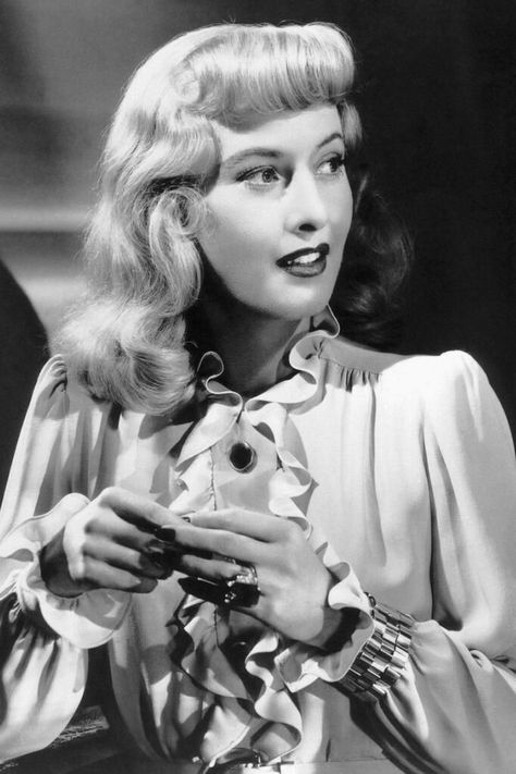 *~ Barbara Stanwyck as Phyllis Dietrichson in the film noir classic: "DOUBLE INDEMNITY" (1944) ~* Barbara Stanwyck Movies, Bogart And Bacall, Double Indemnity, Classic Film Noir, A Streetcar Named Desire, Annie Oakley, Noir Movie, Fritz Lang, Barbara Stanwyck