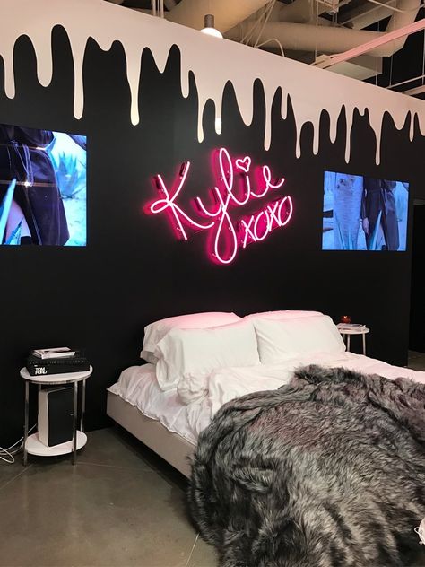 Kylie Cosmetics Pop Up Shop Classy Apartment Decor, Hypebeast Room, Teen Bedroom Designs, Future Apartment Decor, Ideas Para Organizar, Glam Room, Room Goals, Apartment Life, Apartment Decor Inspiration